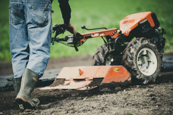 contadino con motocoltivatore prepara il terreno in primavera
 - Foto, immagini