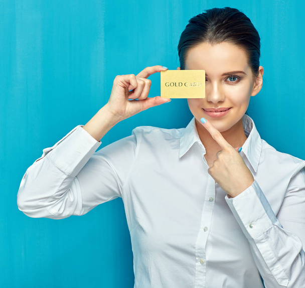 businesswoman wearing white shirt holding credit card and pointi - Foto, Bild