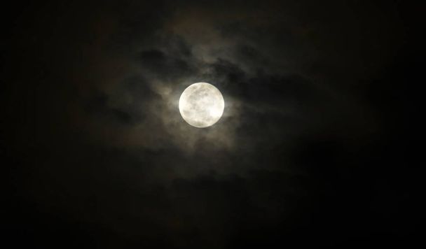 lua cheia na noite de nuvem de chuva pesada
 - Foto, Imagem