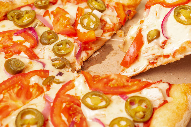 frisch gebackene heiße Pizza. Amerikanischer Stil. dicke Kruste - Foto, Bild