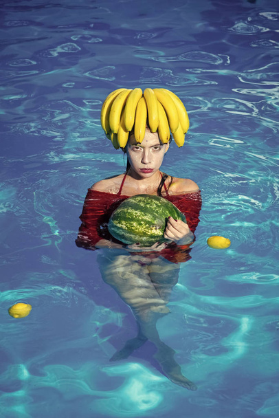 girl hold watermelon in swimming pool resort hotel - tasting tropical fresh fruits - Summer vacation - Foto, afbeelding