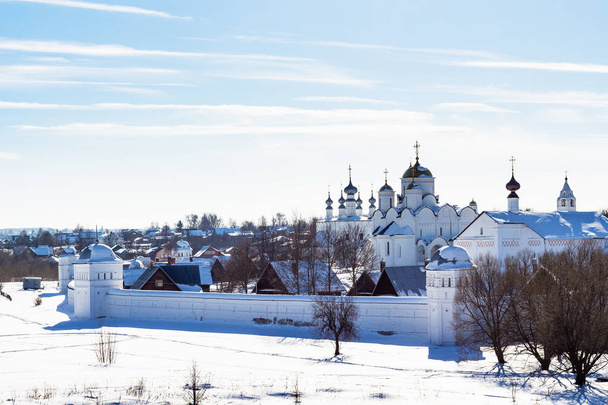O Convento da Intercessão em Suzdal
 - Foto, Imagem