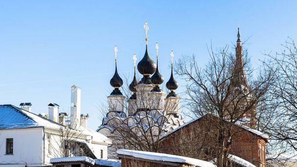 Paysage urbain de la ville de Suzdal avec des églises en hiver
 - Photo, image