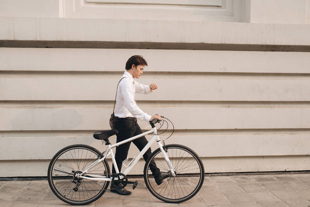 Üzletember, ellenőrzése az idő járás a kerékpáros - Fotó, kép