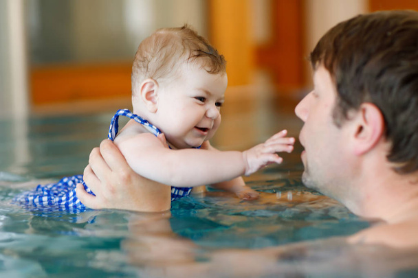 Šťastný středního věku otec plavání s roztomilé roztomilé holčička v bazénu. - Fotografie, Obrázek