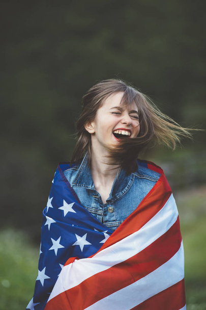 Gelukkig tiener meisje met vlag - Foto, afbeelding