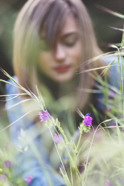 Ευτυχισμένος κορίτσι έφηβος στο δάσος με λουλούδια - Φωτογραφία, εικόνα