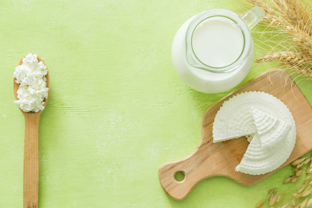 Shavuot-konsepti - maitotuotteet ja vehnä vihreällä puupohjalla
 - Valokuva, kuva