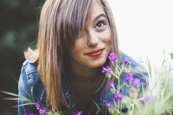Счастливая девочка-подросток в лесу с цветами
 - Фото, изображение