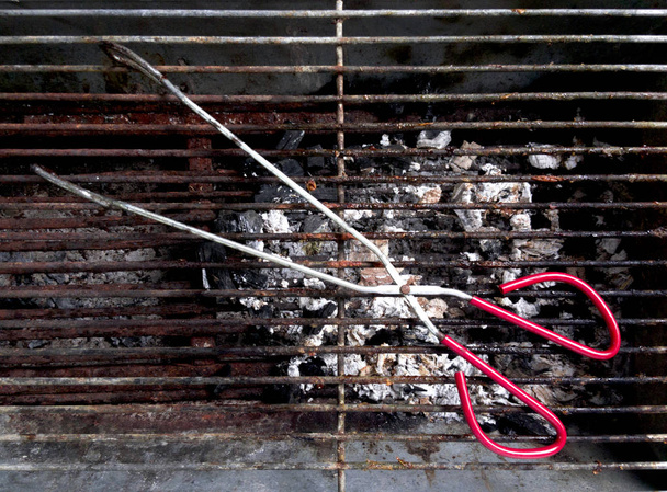 Грязный гриль барбекю с пламенем
 - Фото, изображение