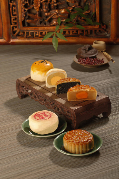 Colorful package with holiday moon cakes. Traditional Chinese pastry - Foto, Imagen
