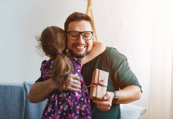 Vatertag. glückliche Familie Tochter gibt Papa ein Geschenk auf Urlaub - Foto, Bild