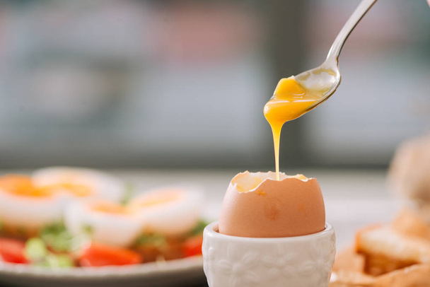 свіжозварене біле яйце на дерев'яній дошці. Здоровий сніданок
. - Фото, зображення
