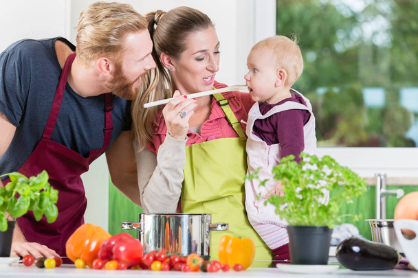Mamma, papà e bambino in cucina
 - Foto, immagini
