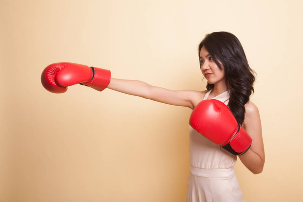 Young Asian woman with red boxing gloves. - Foto, Bild