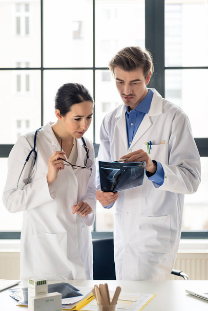 İki genç özel doktor birlikte bir hasta grafisi analiz - Fotoğraf, Görsel