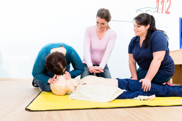 Grupa kobiet w kurs pierwszej pomocy - Zdjęcie, obraz