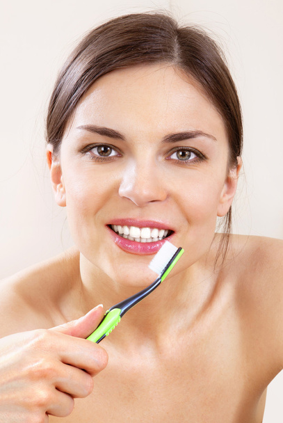 Красива жінка з зубною щіткою l
 - Фото, зображення