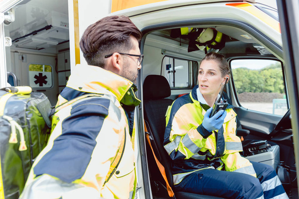 Paramédicos en ambulancia en contacto por radio con la sede
 - Foto, Imagen