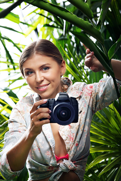 Ormanda resim çeken genç bir kadının portresi. - Fotoğraf, Görsel