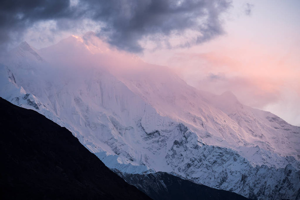Zachód słońca w Rakaposhi szczyt góry w góry Karakorum - Zdjęcie, obraz