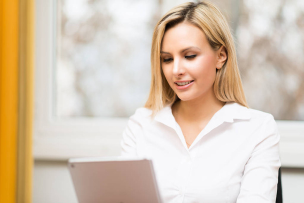 Businesswoman using a tablet in her office - Φωτογραφία, εικόνα