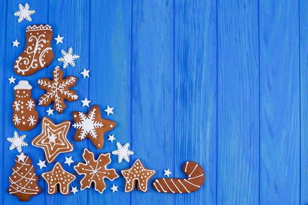 Christmas background. Gingerbread cookies and confectionery mast - Photo, Image