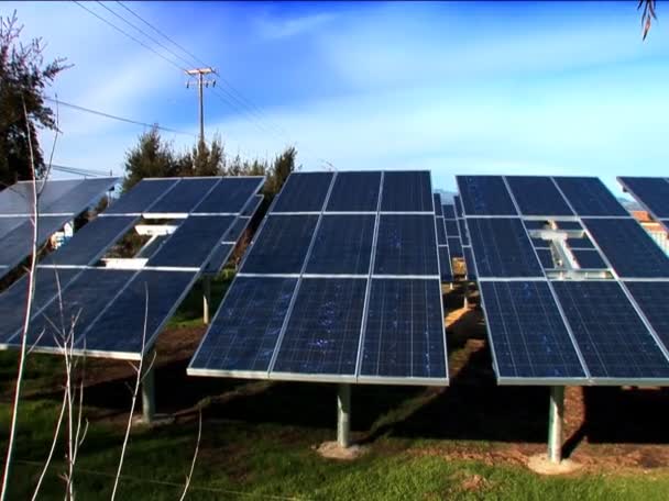 クリーンな再生可能エネルギーを生産する太陽電池パネルのクラスター - 映像、動画