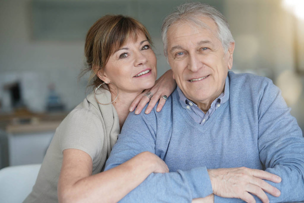 Porträt eines glücklichen Seniorenpaares zu Hause - Foto, Bild