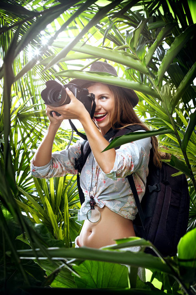 portret miłej młodej kobiety robi zdjęcie w dżungli - Zdjęcie, obraz