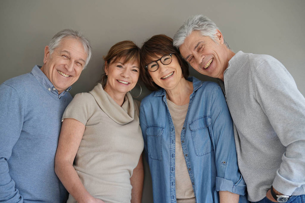 Seniorengruppe, isoliert auf grauem Hintergrund - Foto, Bild