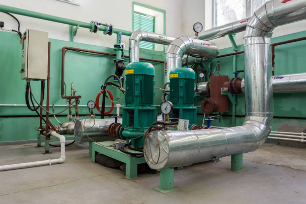 Apparatuur voor het verwarmingssysteem, aanvoer van water pompen - Foto, afbeelding