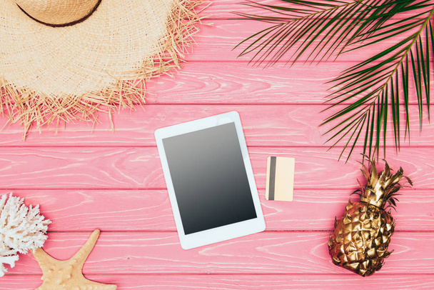 top view of digital tablet with credit card and golden pineapple on pink wooden surface - Fotografie, Obrázek