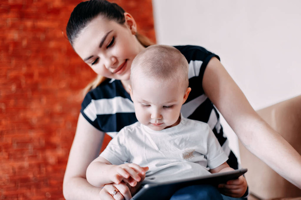 moeder en baby spelen op Tablet PC - Foto, afbeelding