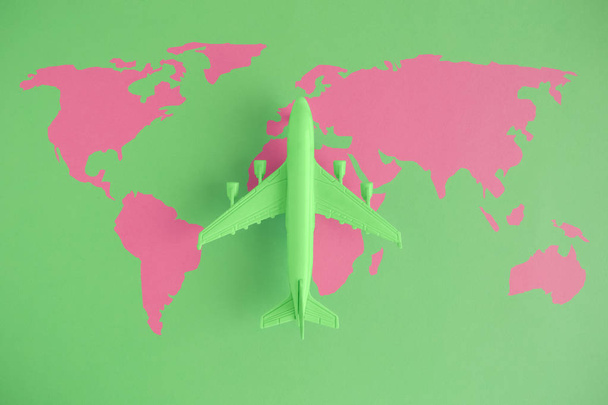 Dünya kıta ile model ticari uçağın yüksek açılı görünüş - Fotoğraf, Görsel