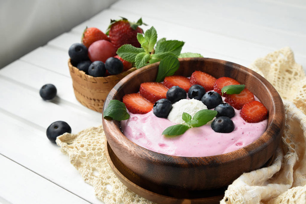 Ідеї для здорового літнього сніданку десерт. Смузі в мисці
 - Фото, зображення