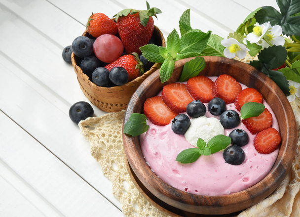健康的な夏の朝食 op デザートのためのアイデア。ボウルにスムージー - 写真・画像