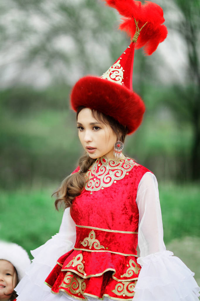 カザフ民族衣装の女性。公園で女性 - 写真・画像