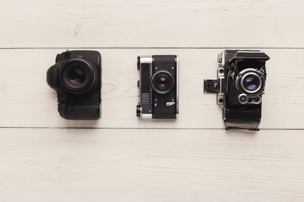 Tre diverse fotocamere sul tavolo bianco
 - Foto, immagini