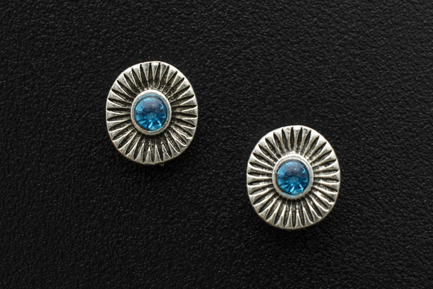 boucles d'oreilles goujon argent avec pierre bleue isolé sur noir
 - Photo, image