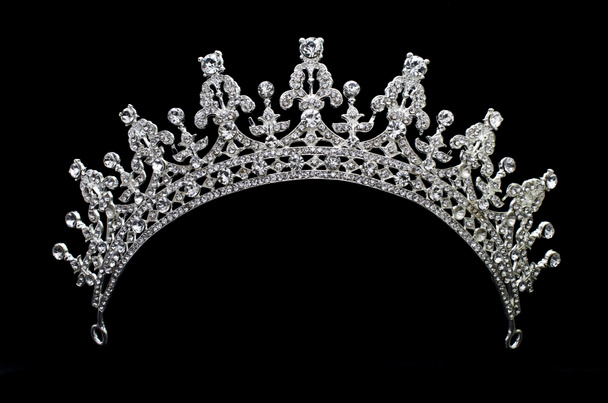 tiara prata isolado em um fundo preto
 - Foto, Imagem