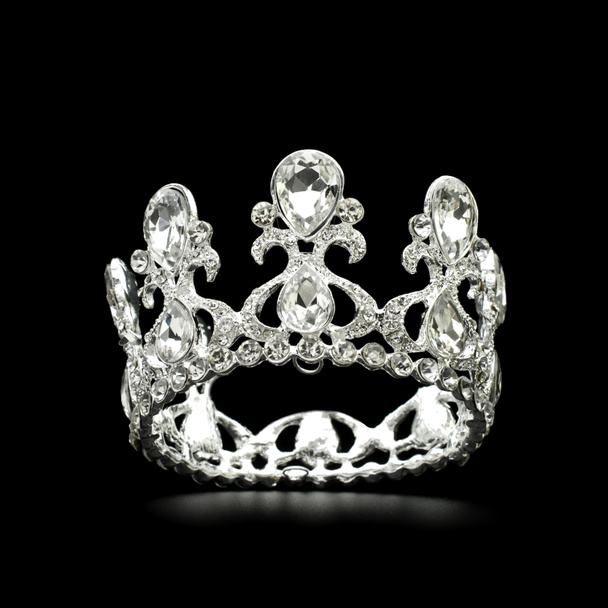 серебряная корона на черном фоне
 - Фото, изображение