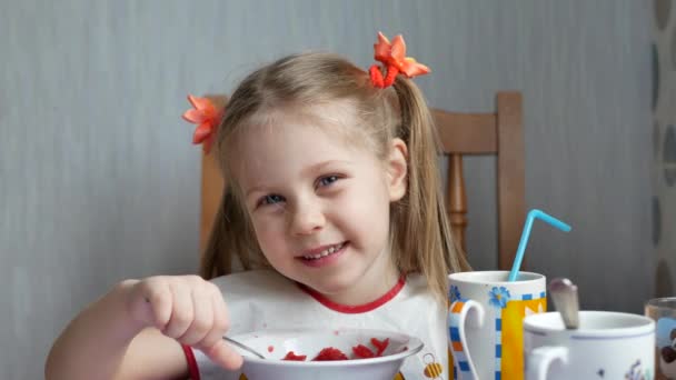 Mała dziewczynka jedzenie zdrowej żywności - Materiał filmowy, wideo