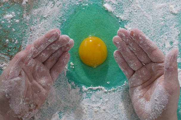яйцо натюрморта, мука и руки
 - Фото, изображение