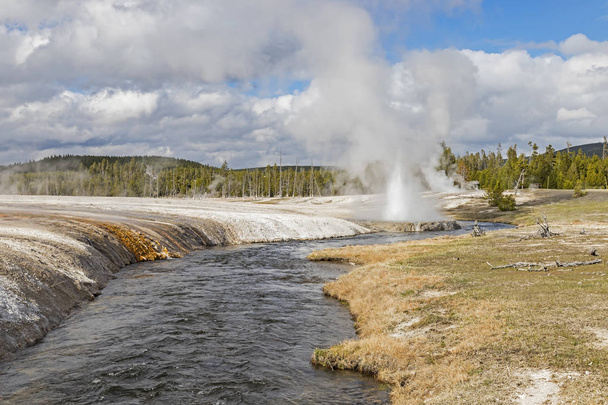 Park Narodowy Yellowstone wodospady, gejzery i baseny - Zdjęcie, obraz