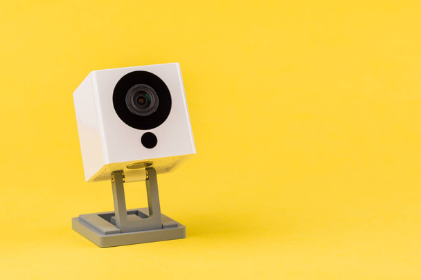 веб-камера белого цвета на желтом фоне, объект, Интернет, техника
 - Фото, изображение