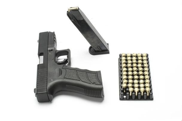Pistole, Magazin, Kugeln isoliert auf weiß gesetzt - Foto, Bild