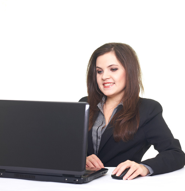 aantrekkelijke lachende jonge vrouw in zwarte jas zittend op de ta - Foto, afbeelding