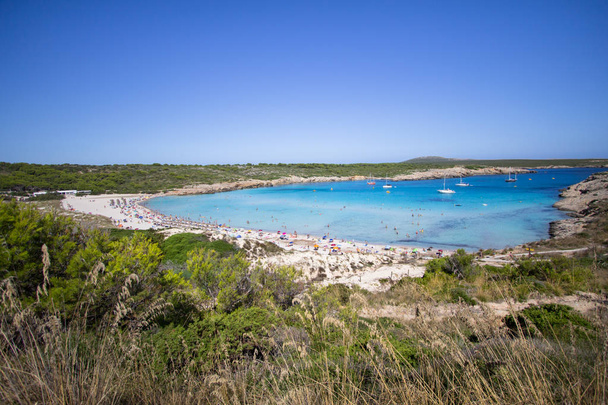 Praia Son Parc em Menorca, Espanha
 - Foto, Imagem