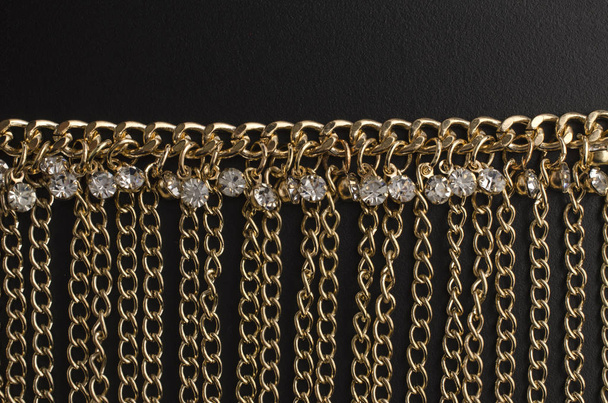 colar de ouro com correntes e diamantes isolados em preto
 - Foto, Imagem
